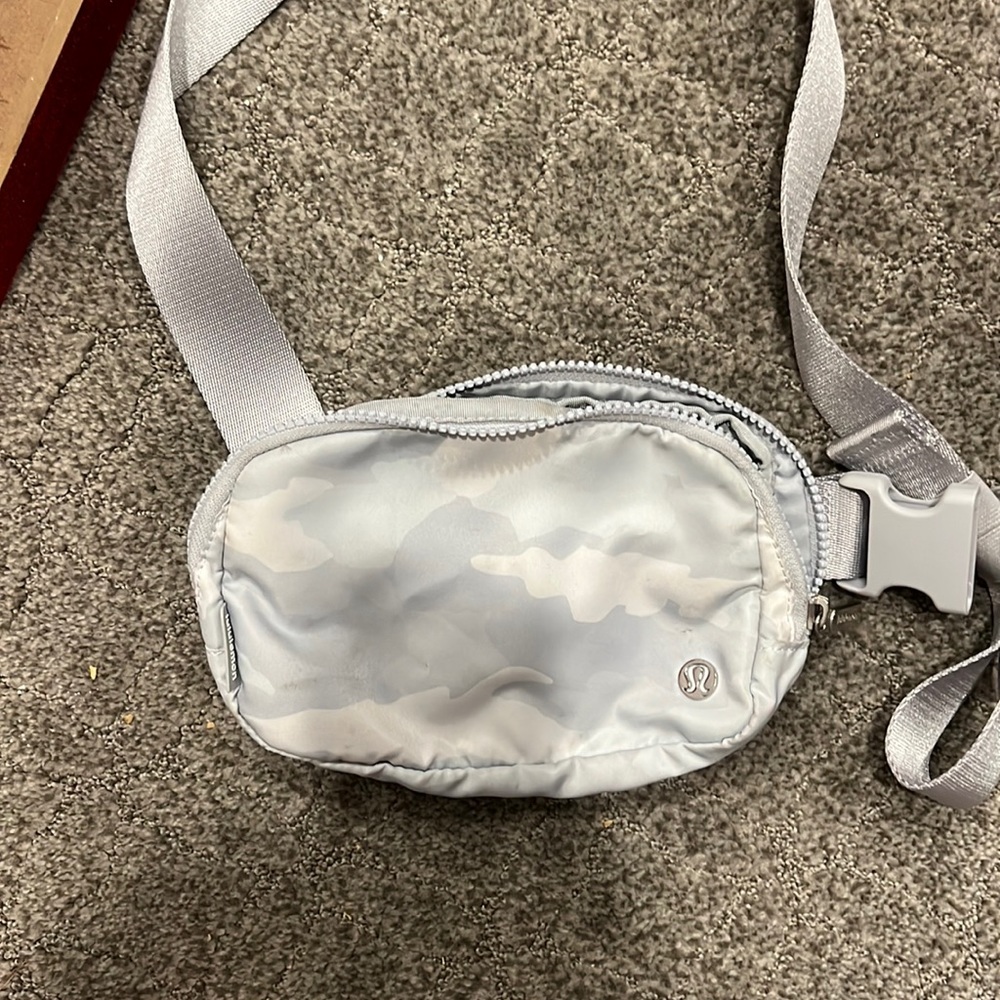 Lululemon everywhere belt bag